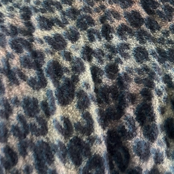 Louis Vuitton leopard scarf - Picture 14 of 15